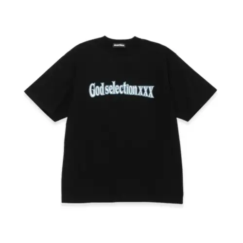 リノが着用しているGOD SELECTION XXXのTシャツ
