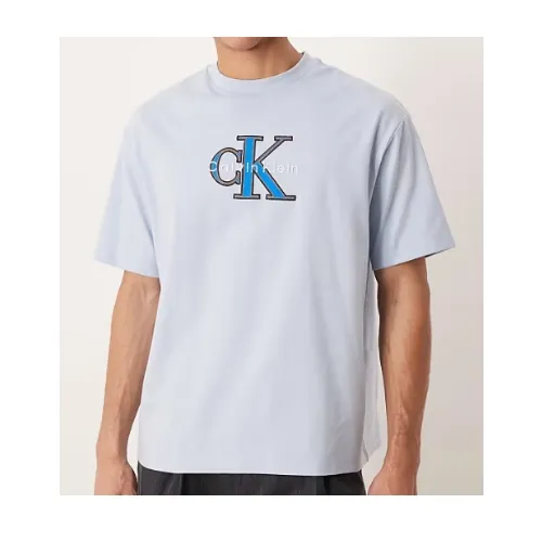 本田響矢が着用しているCalvin KleinのTシャツ