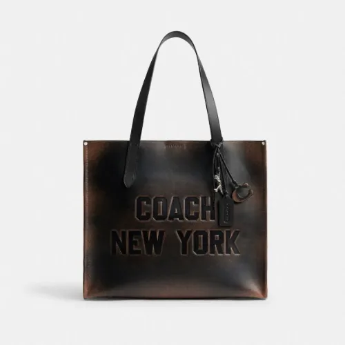 本田響矢が着用しているCOACHのトートバッグ