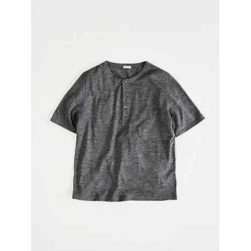 げんじが着用しているLIDNMのTシャツ