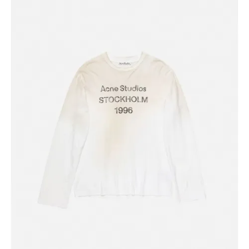 ユンジンが着用しているAcne StudiosのロンT