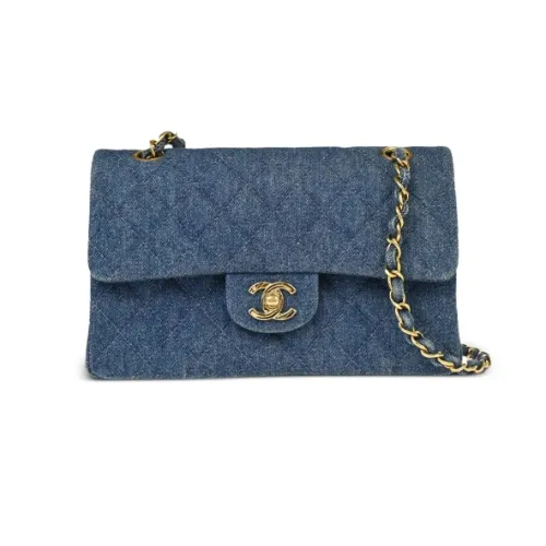ウォンヒが着用しているCHANELのショルダーバッグ