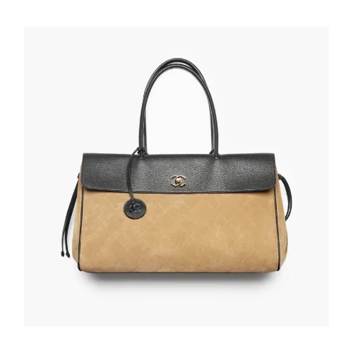ウォンヒが着用しているCHANELのハンドバッグ