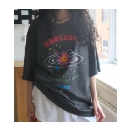 柳沢亮太が着用しているOURSAALTYのTシャツ