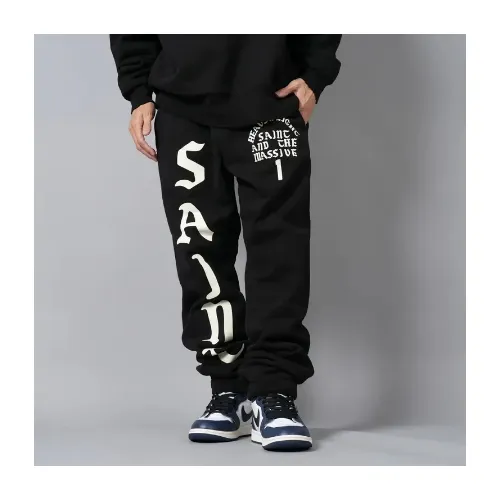上杉研太が着用しているSAINT Mxxxxxxのパンツ（ロング）