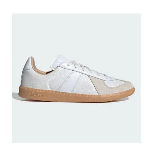 ケンドーコバヤシが着用しているadidasのスニーカー