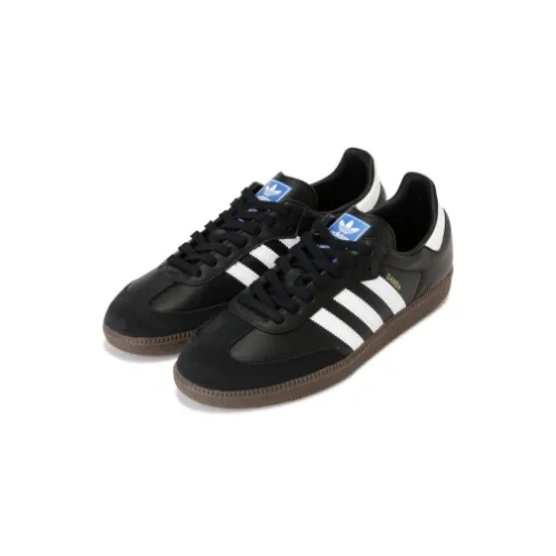 ケンドーコバヤシが着用しているadidasのスニーカー