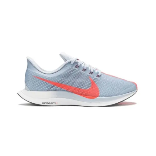 ケンドーコバヤシが着用しているNIKEのスニーカー