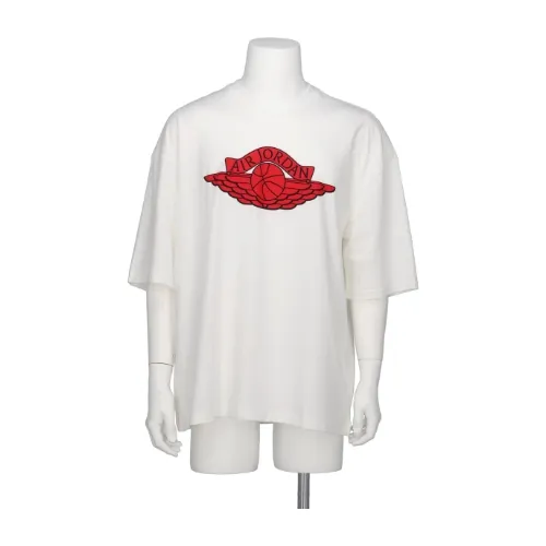 J-HOPEが着用している「Tシャツ」のアイテム紹介