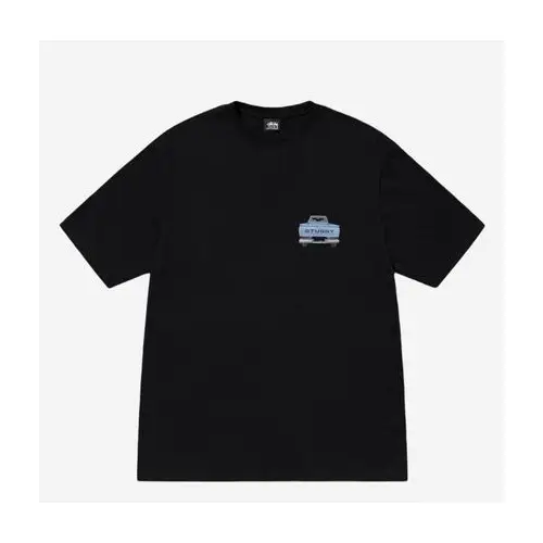 リノが着用しているStussyのTシャツ