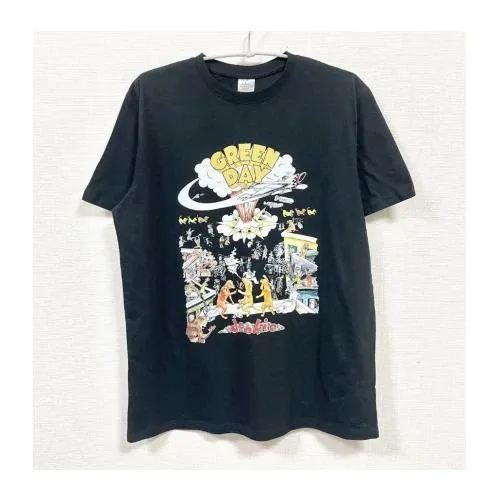 モナキメンバーが着用している「Tシャツ」のアイテム紹介