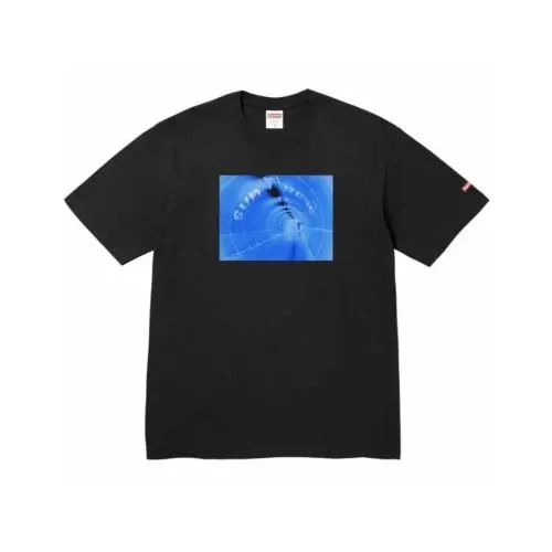 平成フラミンゴメンバーが着用している「Tシャツ」のアイテム紹介